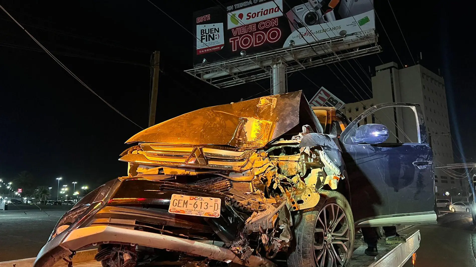 Conductor sale ileso tras estrellar su camioneta en  Torreón